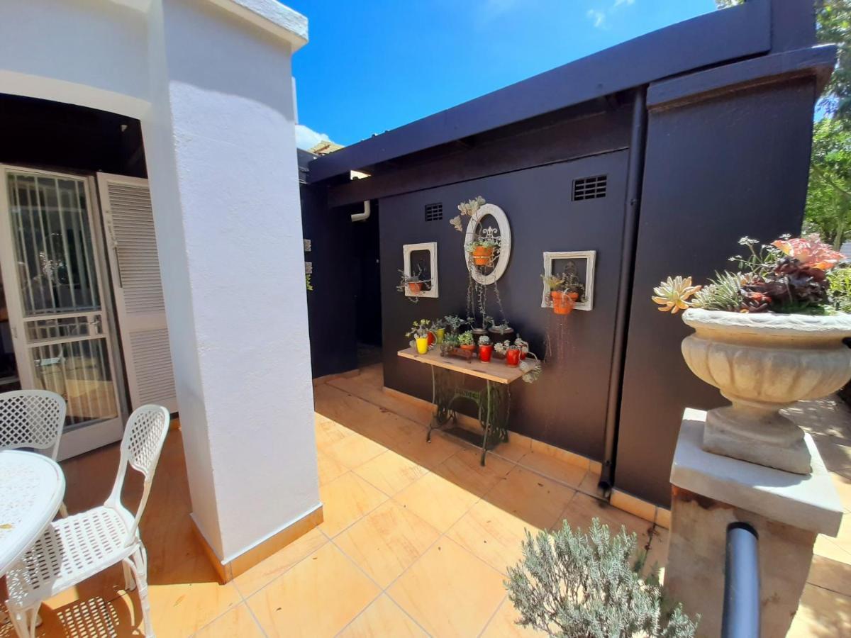 At 98 On Lynburn Guest House Pretoria Bagian luar foto