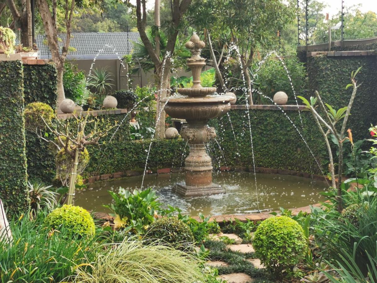 At 98 On Lynburn Guest House Pretoria Bagian luar foto