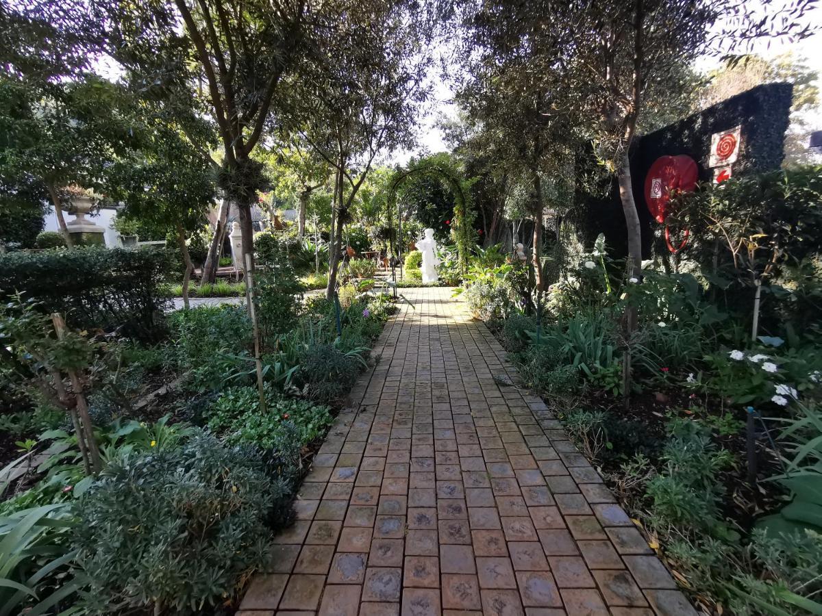 At 98 On Lynburn Guest House Pretoria Bagian luar foto