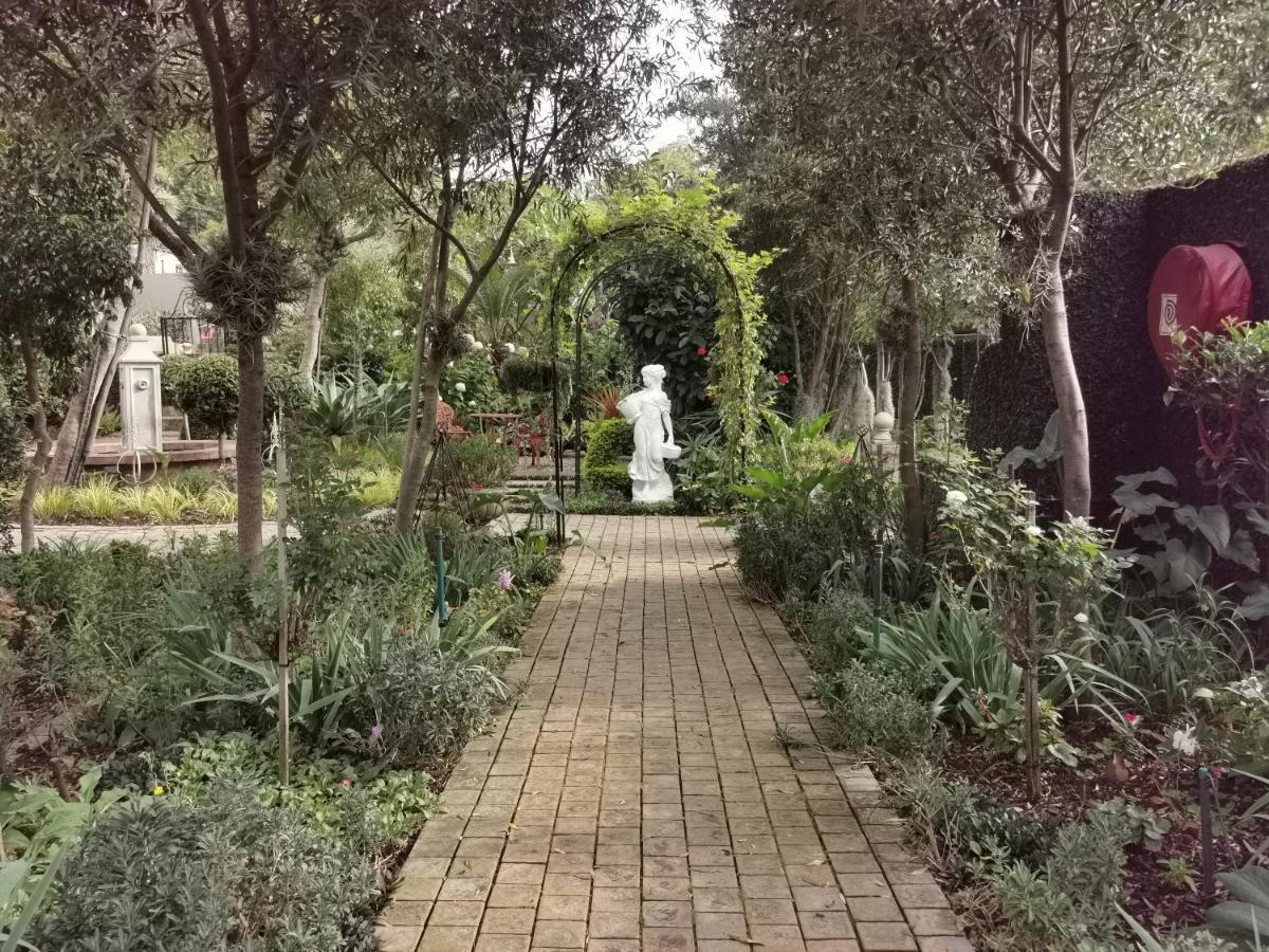 At 98 On Lynburn Guest House Pretoria Bagian luar foto