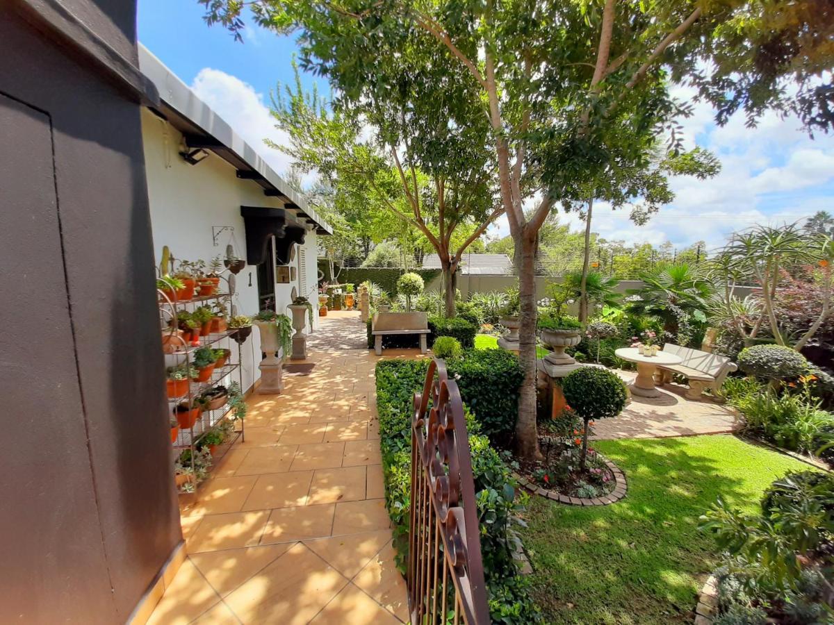 At 98 On Lynburn Guest House Pretoria Bagian luar foto