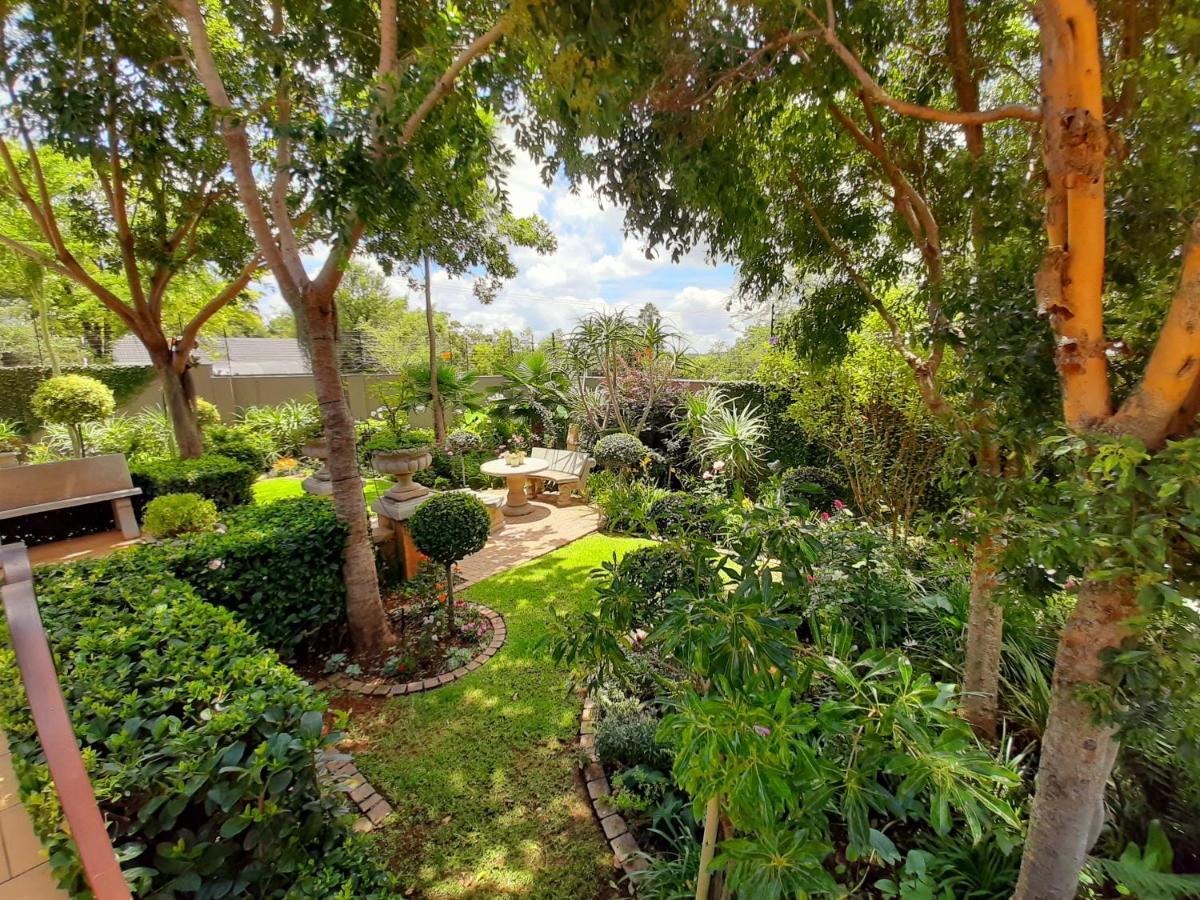 At 98 On Lynburn Guest House Pretoria Bagian luar foto
