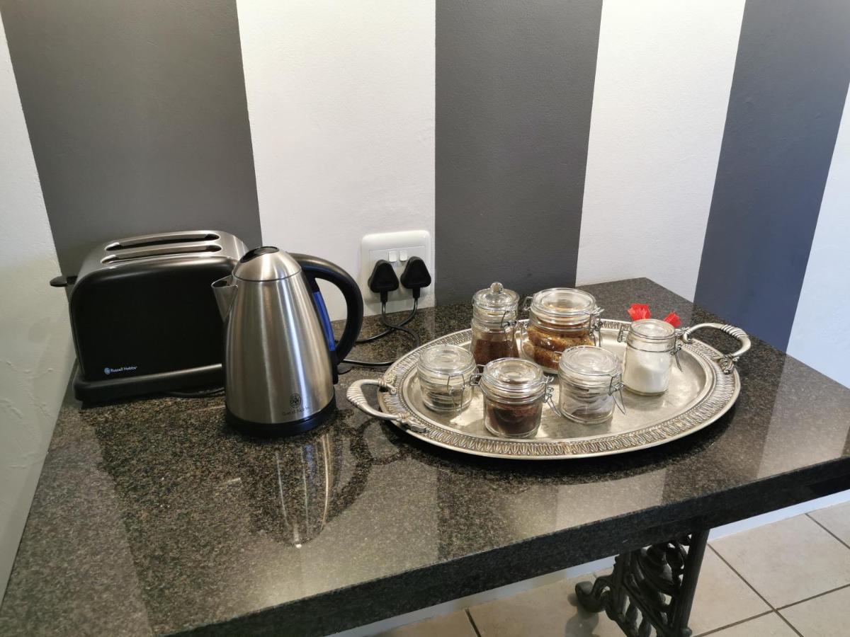 At 98 On Lynburn Guest House Pretoria Bagian luar foto