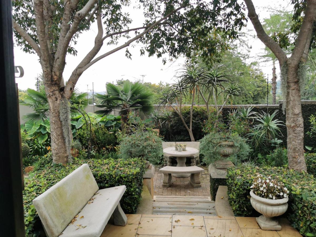At 98 On Lynburn Guest House Pretoria Bagian luar foto