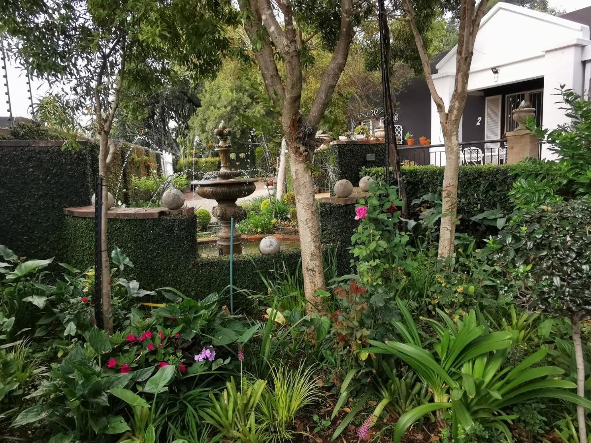 At 98 On Lynburn Guest House Pretoria Bagian luar foto