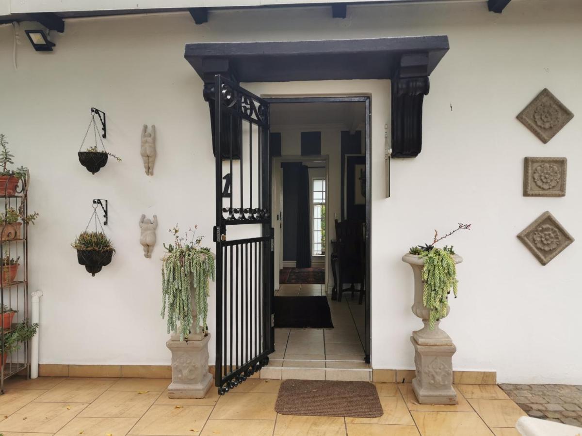 At 98 On Lynburn Guest House Pretoria Bagian luar foto