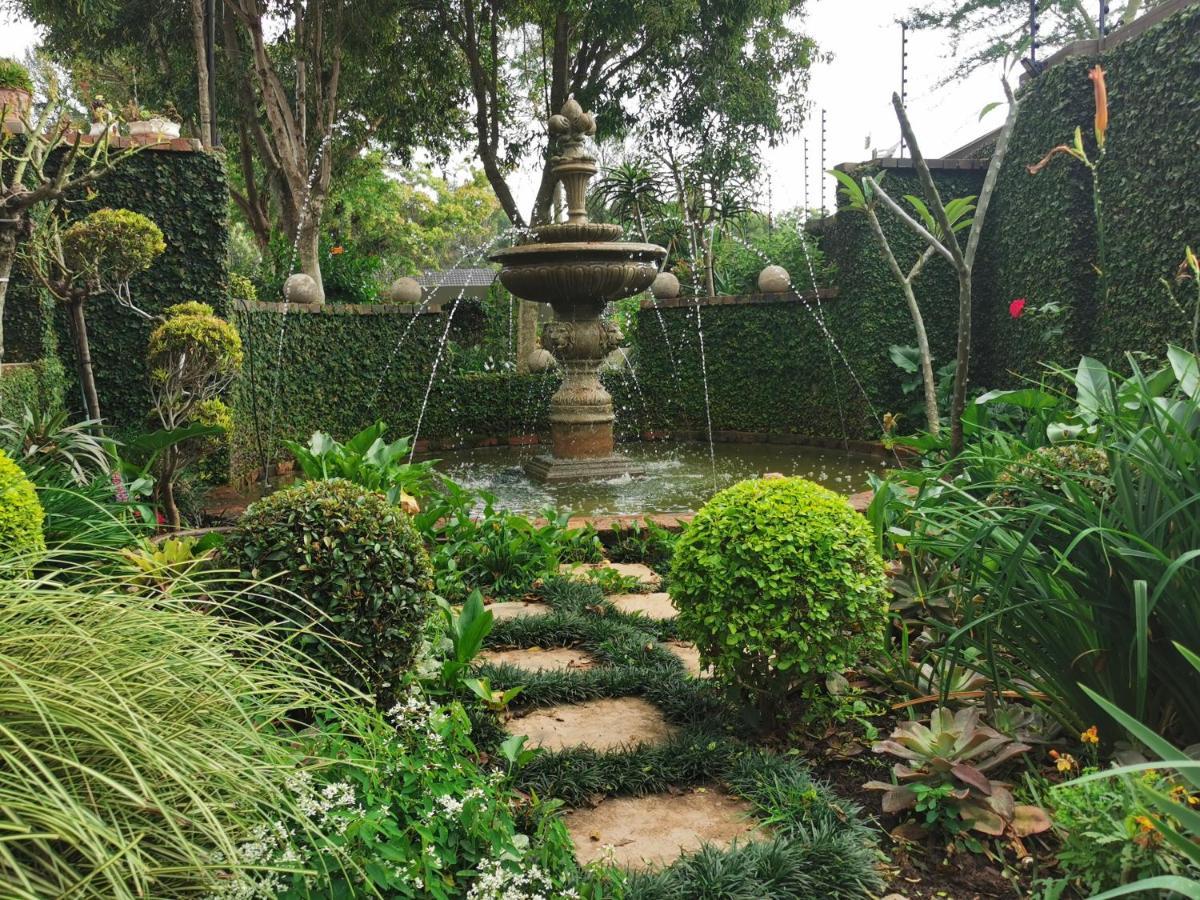 At 98 On Lynburn Guest House Pretoria Bagian luar foto