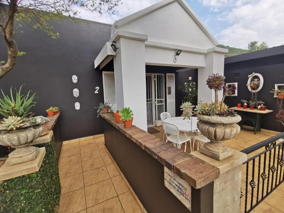 At 98 On Lynburn Guest House Pretoria Bagian luar foto