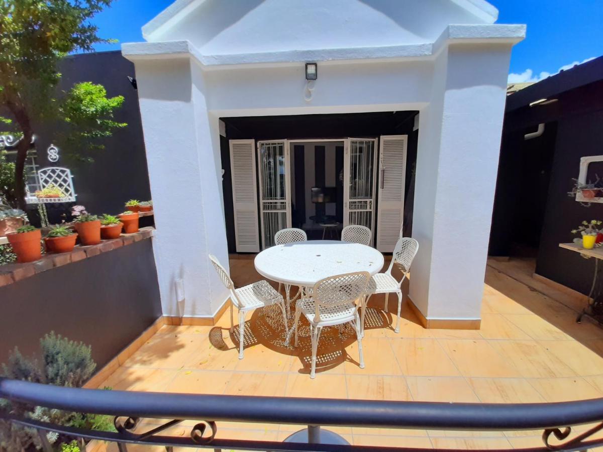 At 98 On Lynburn Guest House Pretoria Bagian luar foto