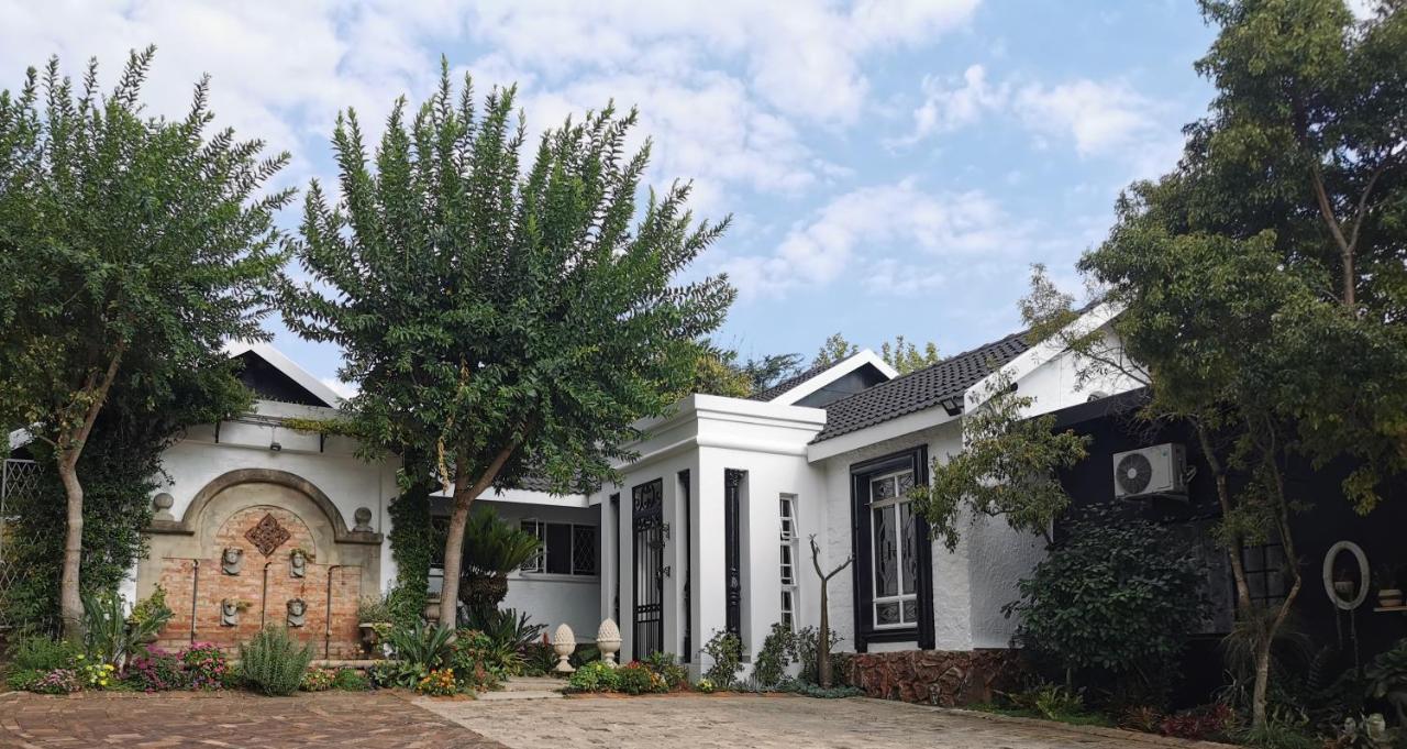 At 98 On Lynburn Guest House Pretoria Bagian luar foto