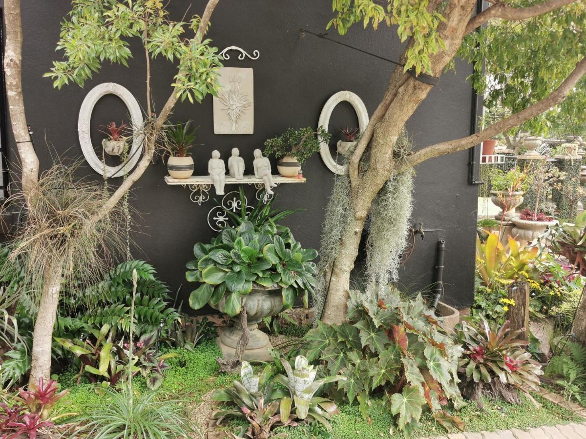At 98 On Lynburn Guest House Pretoria Bagian luar foto