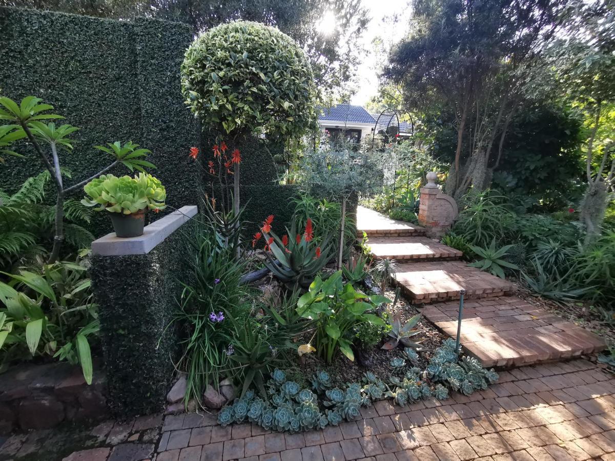 At 98 On Lynburn Guest House Pretoria Bagian luar foto