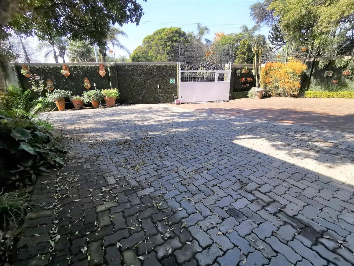 At 98 On Lynburn Guest House Pretoria Bagian luar foto