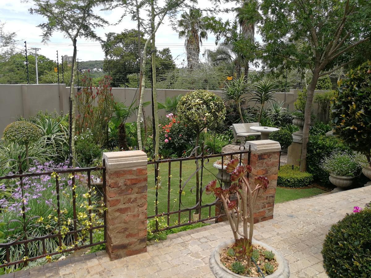 At 98 On Lynburn Guest House Pretoria Bagian luar foto
