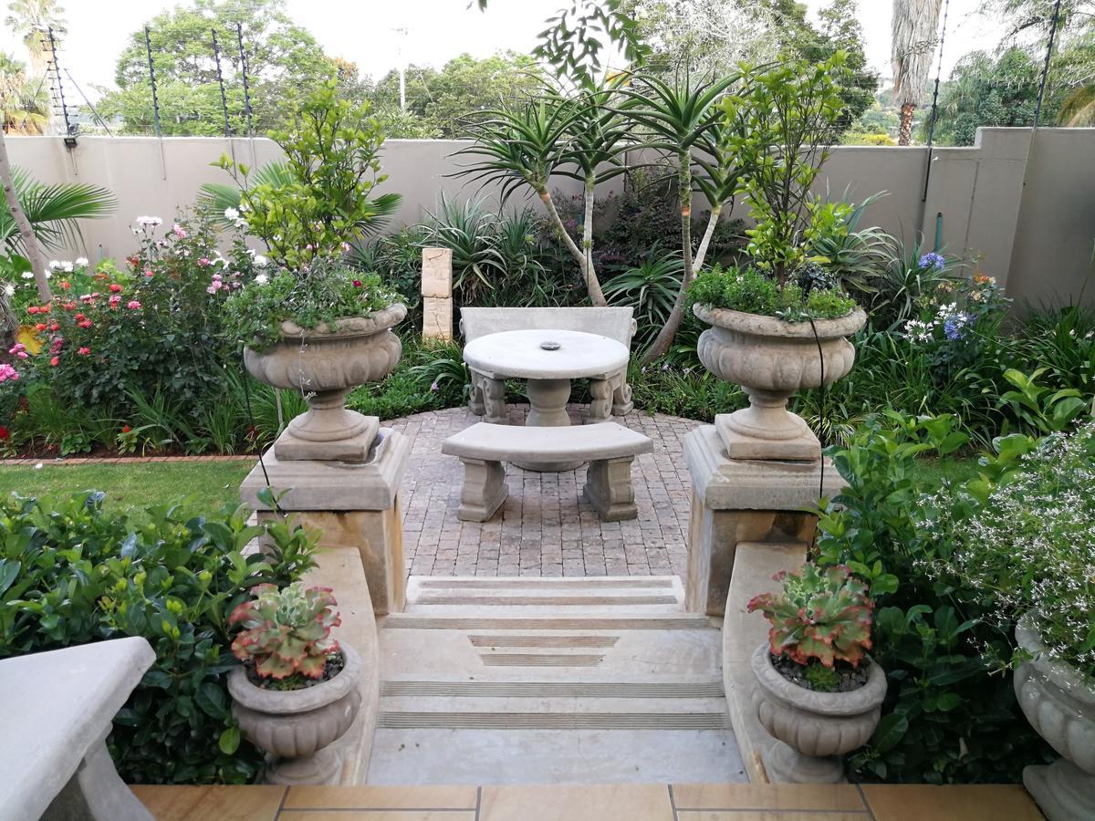 At 98 On Lynburn Guest House Pretoria Bagian luar foto