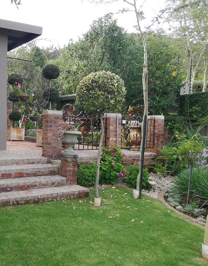 At 98 On Lynburn Guest House Pretoria Bagian luar foto